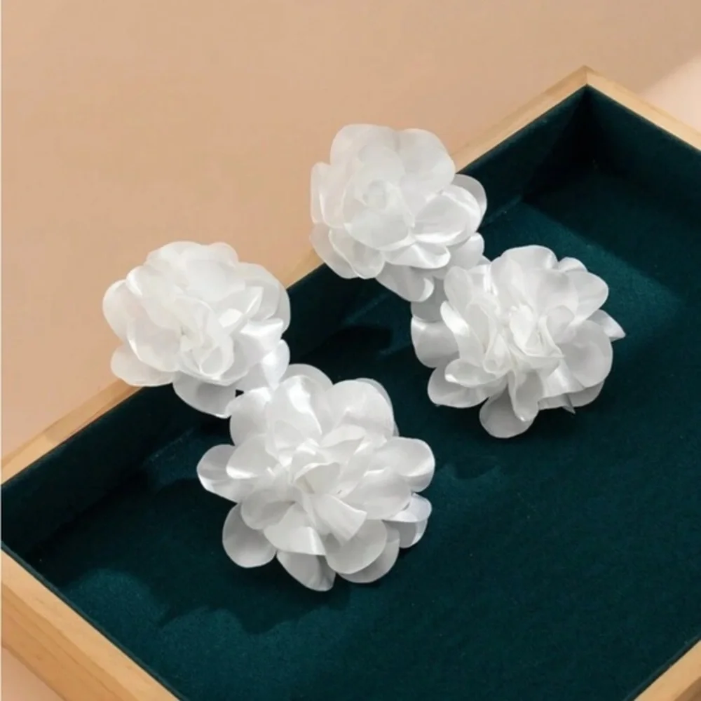 ✨NEW✨ Elegant White Floral Flower Earrings